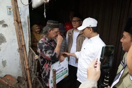 Wagub Banten Achmad Dimyati Salurkan Bantuan Bedah Rumah Rp25 Juta untuk Tiga Lansia di Karawaci