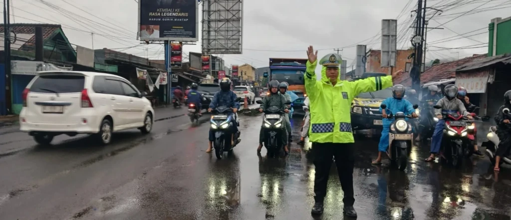 Polsek Kramatwatu Atur Lalu Lintas di Perempatan Serdang, Cegah Kemacetan