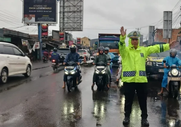 Polsek Kramatwatu Atur Lalu Lintas di Perempatan Serdang, Cegah Kemacetan