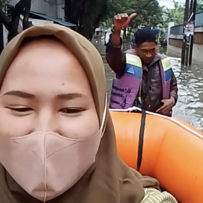 Petugas BPBD Tangerang Evakuasi Warga Banjir Sambil Bernyanyi