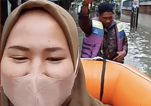 Petugas BPBD Tangerang Evakuasi Warga Banjir Sambil Bernyanyi