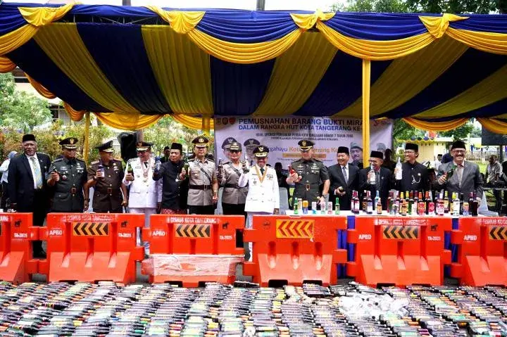 Pemkot Tangerang Musnahkan 1.128 Botol Miras, Tegaskan Penegakan Perda