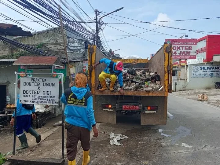 DLH Kota Tangerang Kerahkan Petugas Tangani Sampah Sisa Banjir