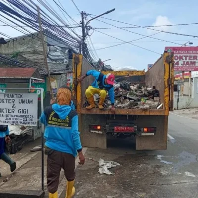 DLH Kota Tangerang Kerahkan Petugas Tangani Sampah Sisa Banjir