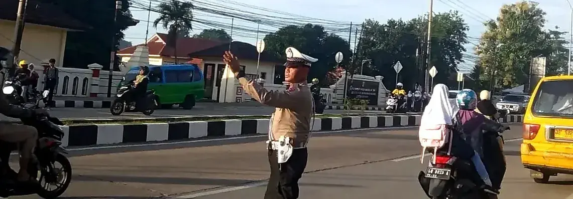 Berikan Pelayanan Kepada Masyarakat Anggota Polsek Cipocok Jaya Polresta Serkot Laksanakan Gatur Lalu Lintas