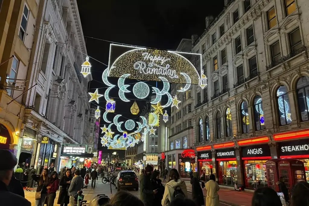 London Berubah Menjadi Lautan Cahaya Sambut Bulan Suci Ramadhan