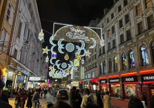 London Berubah Menjadi Lautan Cahaya Sambut Bulan Suci Ramadhan