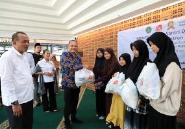 Pesantren Tahfidz Difabel Lebak Bulus Terima Bantuan Sembako dan Uang Tunai