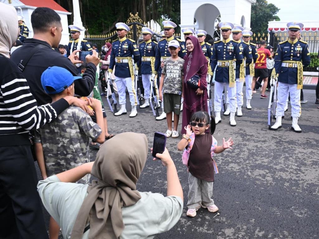 Ribuan Warga Padati Istana Merdeka Saksikan Serah Terima Tugas Paspampres