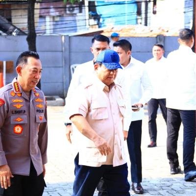 Presiden Janjikan Kenaikan Pangkat untuk Polisi yang Terluka