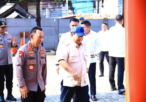 Presiden Janjikan Kenaikan Pangkat untuk Polisi yang Terluka