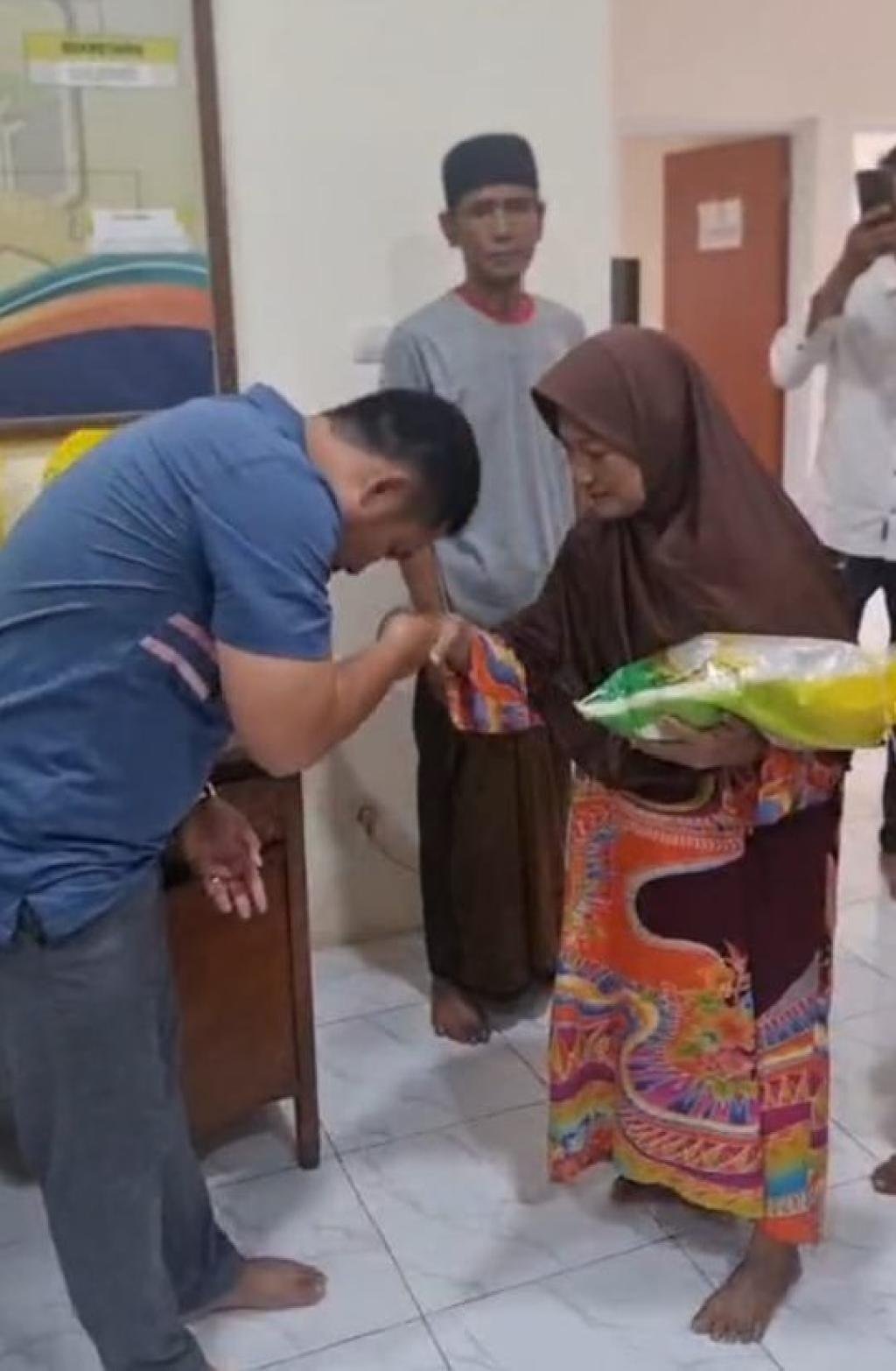 Anggota DPRD Edy Santoso Berbagi Beras untuk Lansia dan Janda di Cibendung