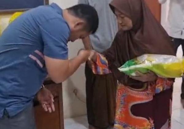 Anggota DPRD Edy Santoso Berbagi Beras untuk Lansia dan Janda di Cibendung