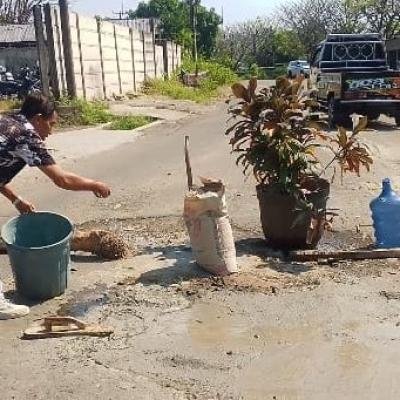 Warga Gunung Sugih Perbaiki Jalan Rusak Secara Swadaya