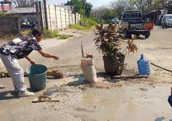 Warga Gunung Sugih Perbaiki Jalan Rusak Secara Swadaya