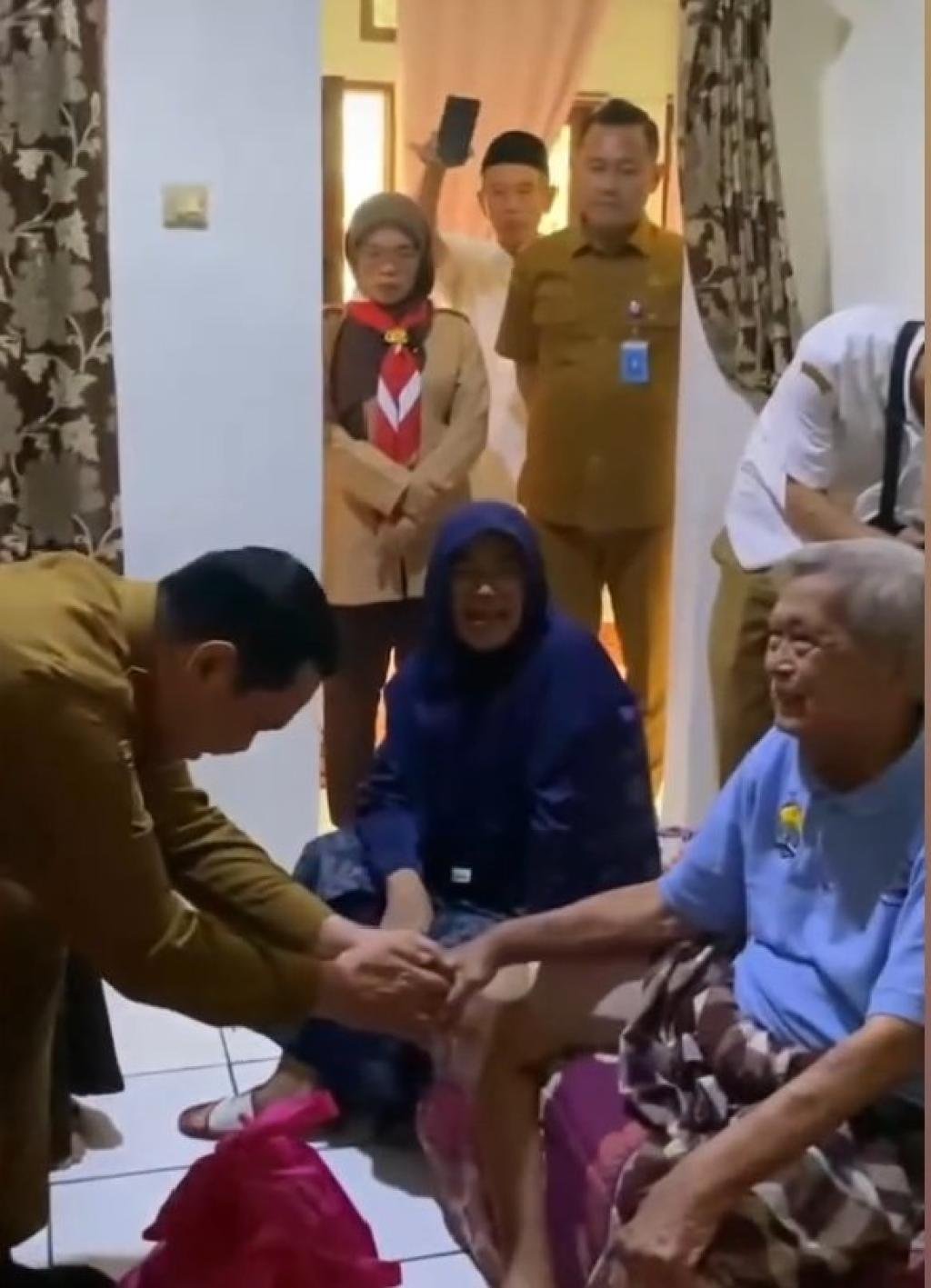 Wali Kota Serang Serahkan Kursi Roda bagi Lansia Pegiat Seni Karawitan