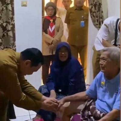 Wali Kota Serang Serahkan Kursi Roda bagi Lansia Pegiat Seni Karawitan