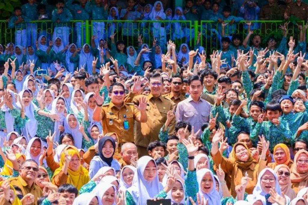 Sekda Tangsel Dampingi Wapres Gibran Tinjau Program MBG di Dua SMP Negeri