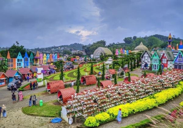 Flora Wisata Santerra De Laponte Menikmati Pemandangan Aneka Bunga Nan Cantik