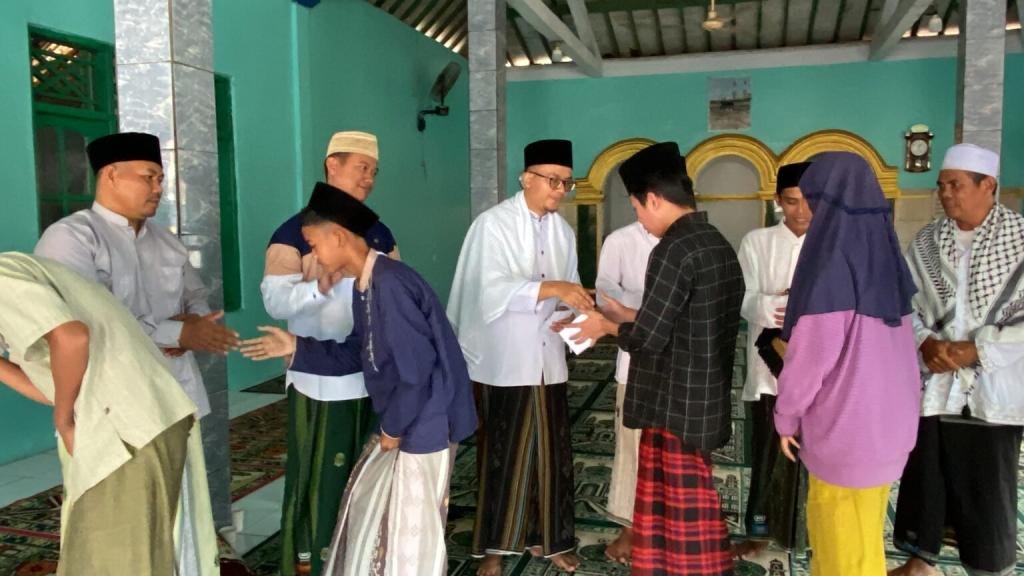 Kades Sindangheula Sambangi Warga Jalupang Kulon, Lanjutkan Tradisi Jumat Keliling dan Santunan