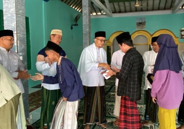 Kades Sindangheula Sambangi Warga Jalupang Kulon, Lanjutkan Tradisi Jumat Keliling dan Santunan