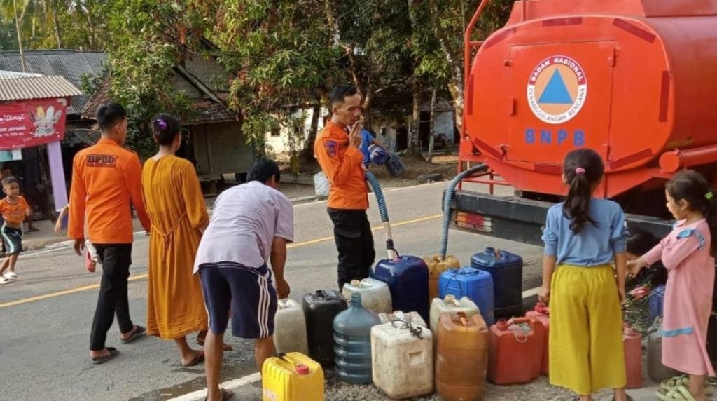 BPBDPK Kabupaten Pandeglang Salurkan 64 Ribu Liter Air Bersih ke Wilayah Krisis