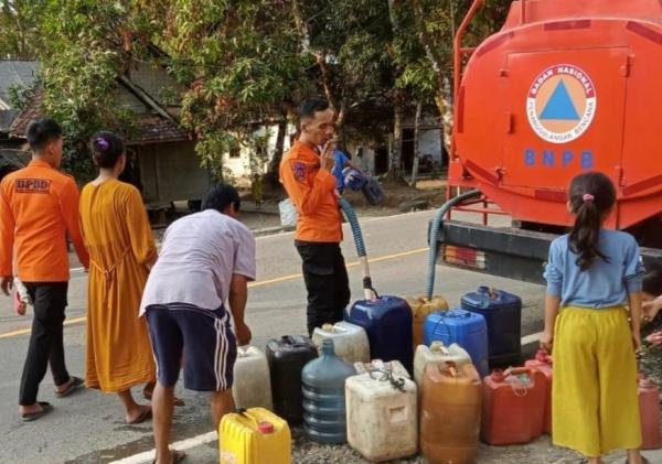BPBDPK Kabupaten Pandeglang Salurkan 64 Ribu Liter Air Bersih ke Wilayah Krisis