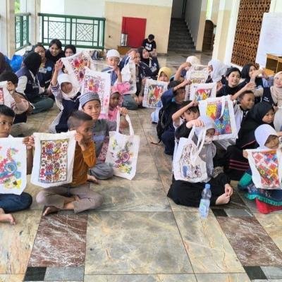 Kolaborasi LAZ Al Azhar dan Kitabisa Ajak Anak Yatim dan Duafa Berkreasi dalam Kegiatan Membatik