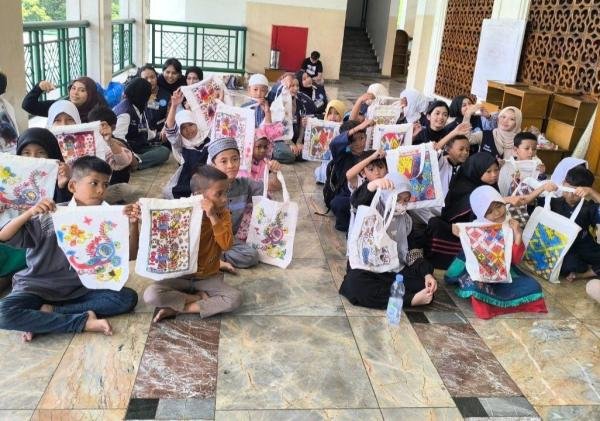 Kolaborasi LAZ Al Azhar dan Kitabisa Ajak Anak Yatim dan Duafa Berkreasi dalam Kegiatan Membatik