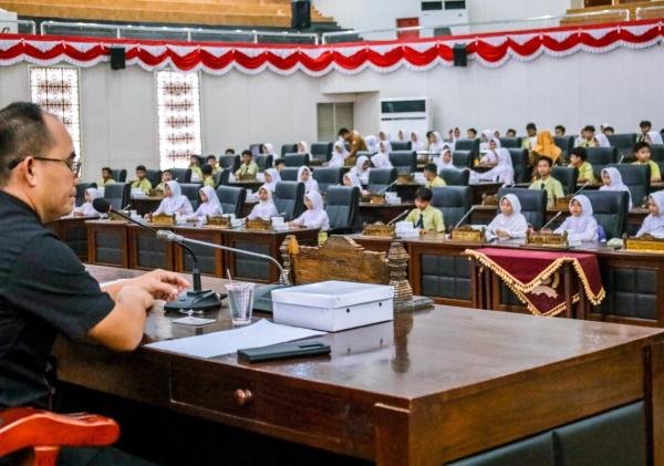 Komisi V DPRD Banten Terima Kunjungan Belajar Siswa SMPN 11 Kota Serang untuk Kenalkan Demokrasi