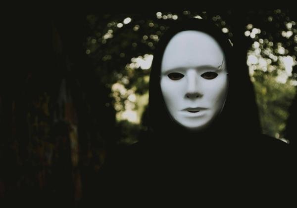 Di Balik Papan Ada Topeng Berujung SDM Rendah