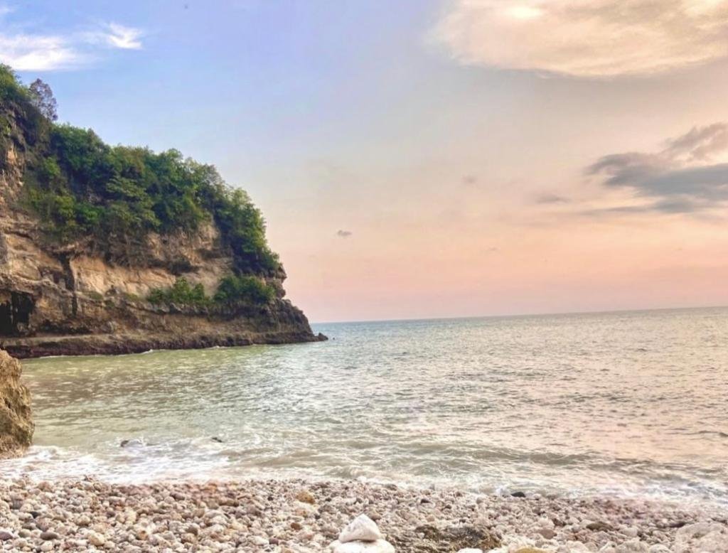 Menikmati Keindahan Tersembunyi Pantai Sawangan, Kebumen