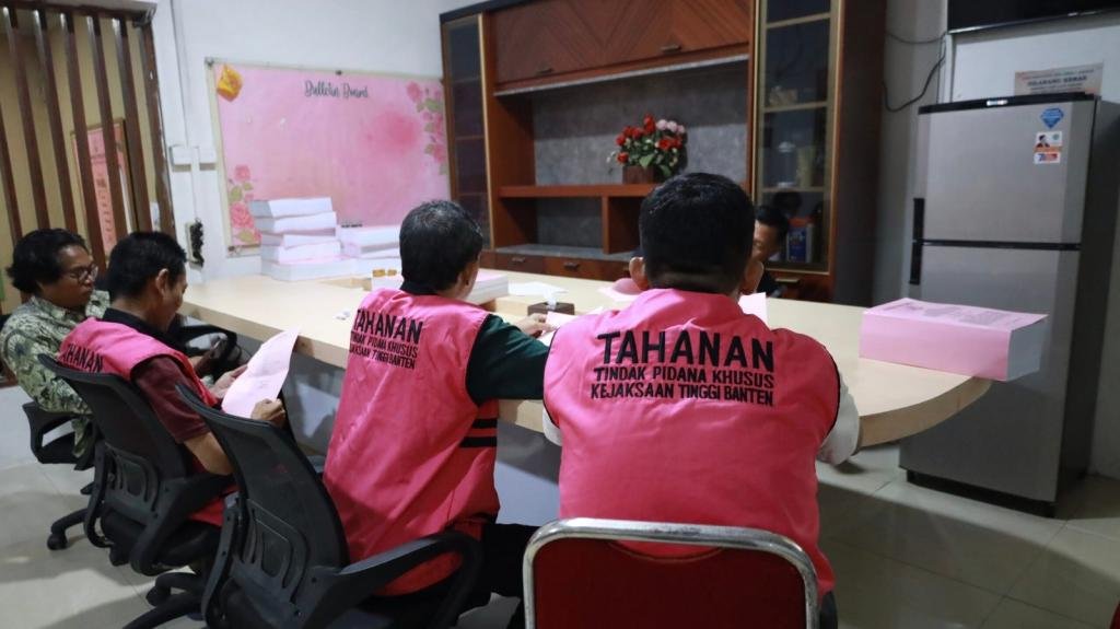 Kejati Banten Serahkan Tersangka Korupsi Kredit Modal Kerja BJB Terkait Proyek Peningkatan Jalan ke Kejari Kota Tangerang