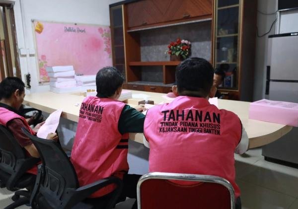 Kejati Banten Serahkan Tersangka Korupsi Kredit Modal Kerja BJB Terkait Proyek Peningkatan Jalan ke Kejari Kota Tangerang