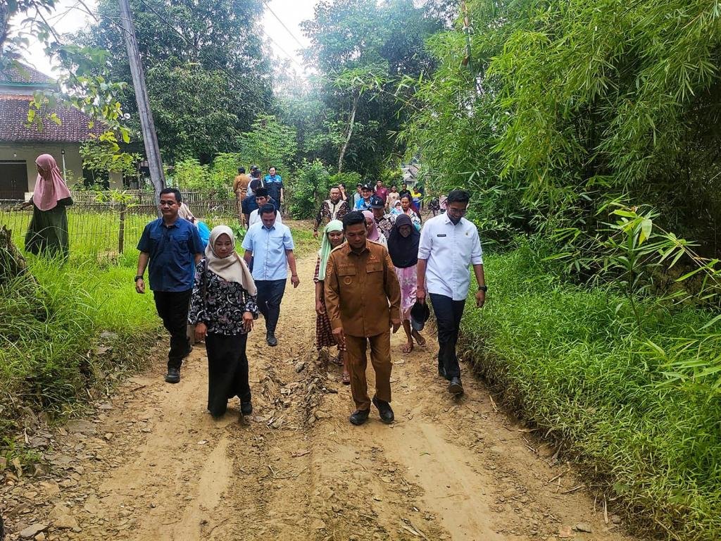 Andra Soni Tinjau Jalan Rusak di Desa Cimoyan, Siapkan Solusi Infrastruktur