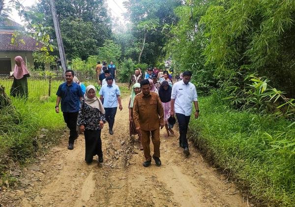 Andra Soni Tinjau Jalan Rusak di Desa Cimoyan, Siapkan Solusi Infrastruktur
