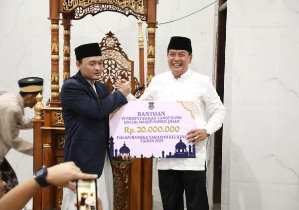Bupati Tangerang Tarawih Bersama Warga di Masjid Desa Tobat, Kecamatan Balaraja