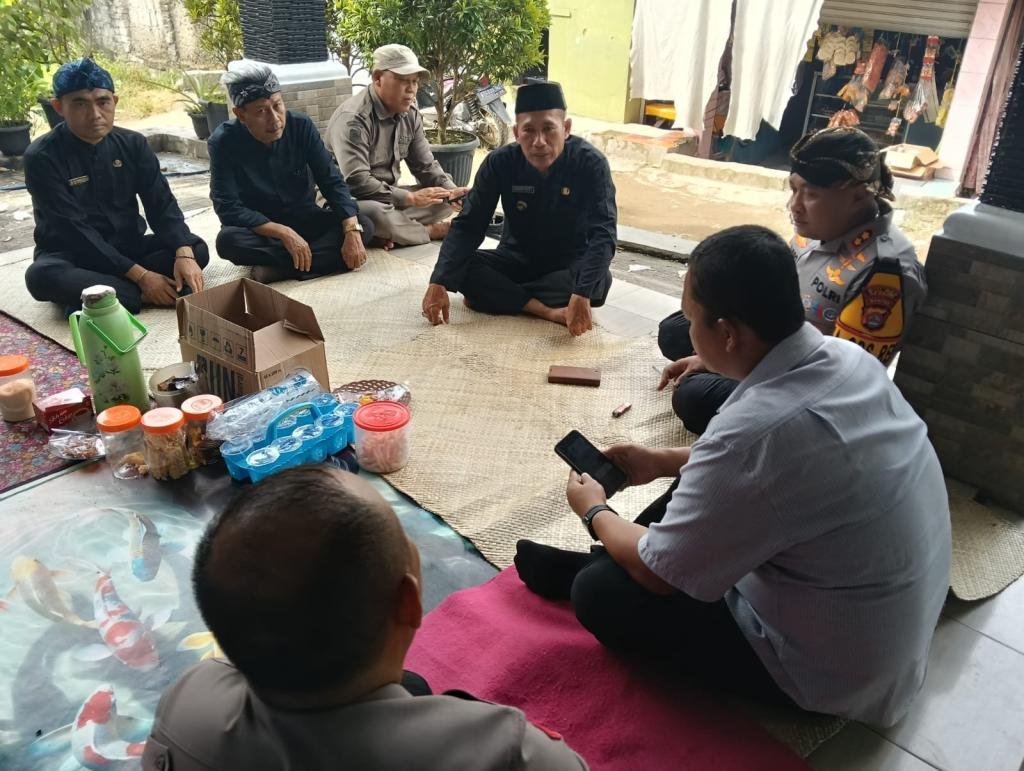 Takziah ke Rumah Duka Petugas Linmas, Kapolres Serang Berikan Tali Asih