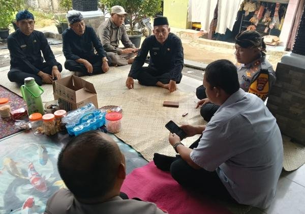 Takziah ke Rumah Duka Petugas Linmas, Kapolres Serang Berikan Tali Asih