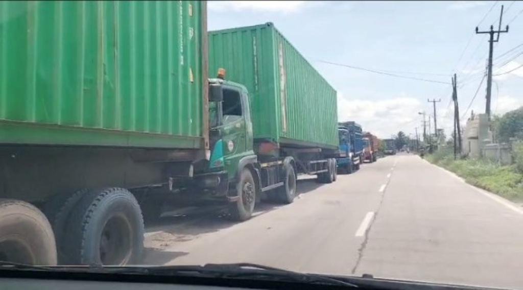 PT Multi Kabel Diduga Langgar Aturan Parkir dan Pengaturan Jalan