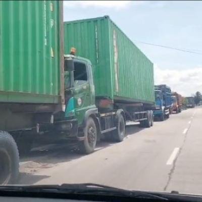 PT Multi Kabel Diduga Langgar Aturan Parkir dan Pengaturan Jalan