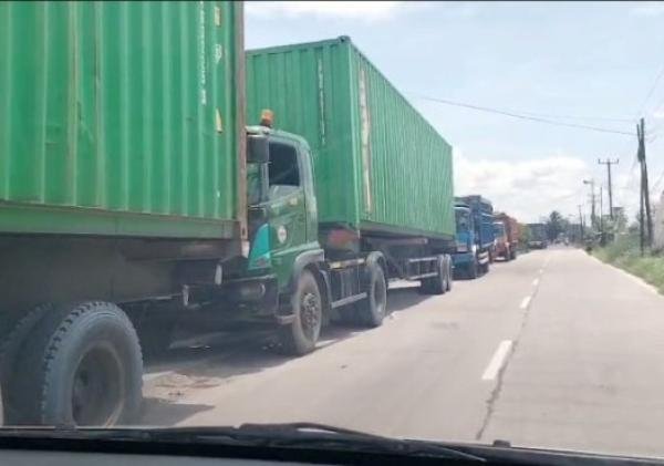 PT Multi Kabel Diduga Langgar Aturan Parkir dan Pengaturan Jalan