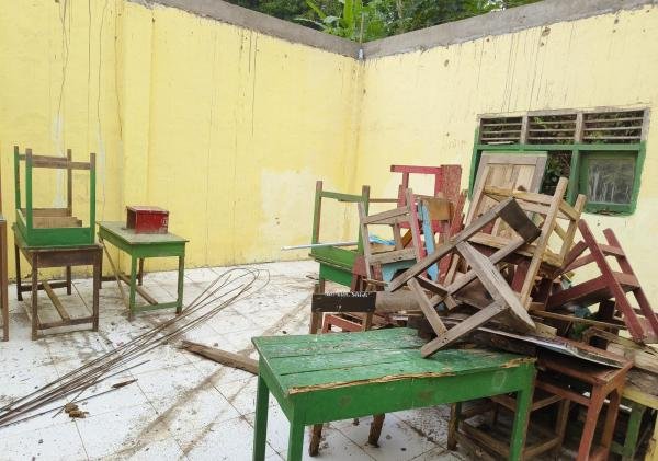 Potret Memprihatinkan Madrasah di Kabupaten Serang: Atap Lapuk, Siswa Terpaksa Diliburkan