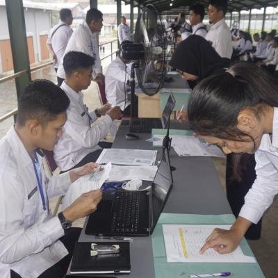 Hujan Tak Surutkan Semangat, 147 CPNS Jalani Registrasi Ulang di Ditjenpas Jateng