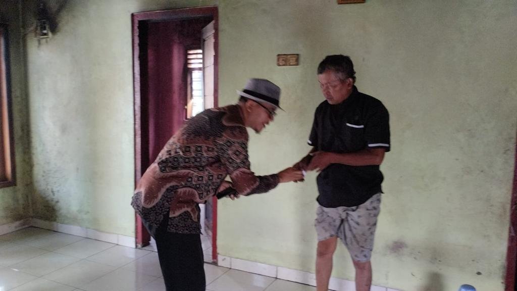 Kepala Desa Sindangheula Sambangi Korban Kebakaran di Kampung Beluwen