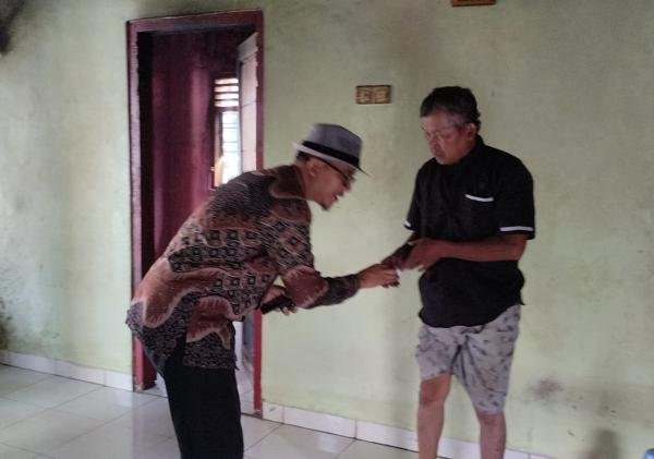 Kepala Desa Sindangheula Sambangi Korban Kebakaran di Kampung Beluwen