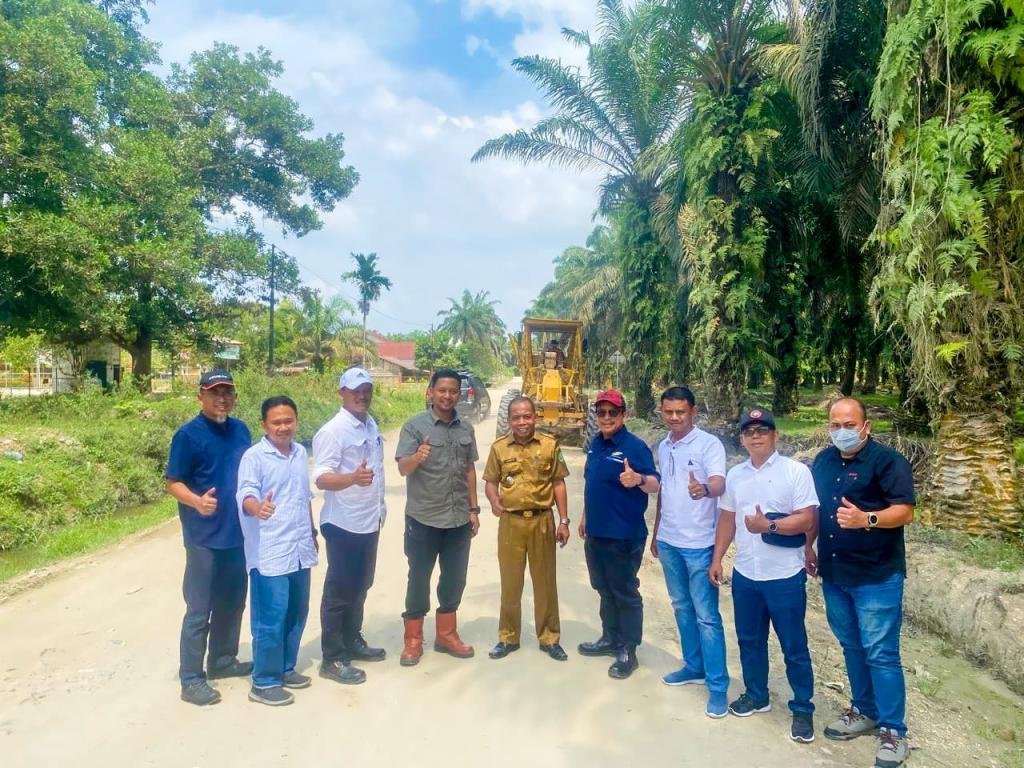 Semester I 2025, PalmCo Perbaiki Jalan Permudah Akses Masyarakat Desa