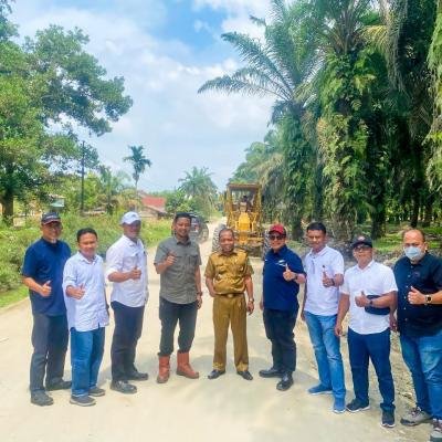 Semester I 2025, PalmCo Perbaiki Jalan Permudah Akses Masyarakat Desa