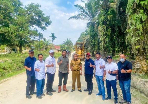 Semester I 2025, PalmCo Perbaiki Jalan Permudah Akses Masyarakat Desa