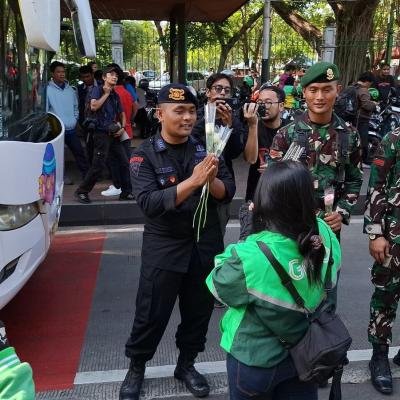 Komunitas Ojol Bagikan Ribuan Mawar untuk Polri dan TNI di Sekitar Monas, Tegaskan Tolak Provokasi